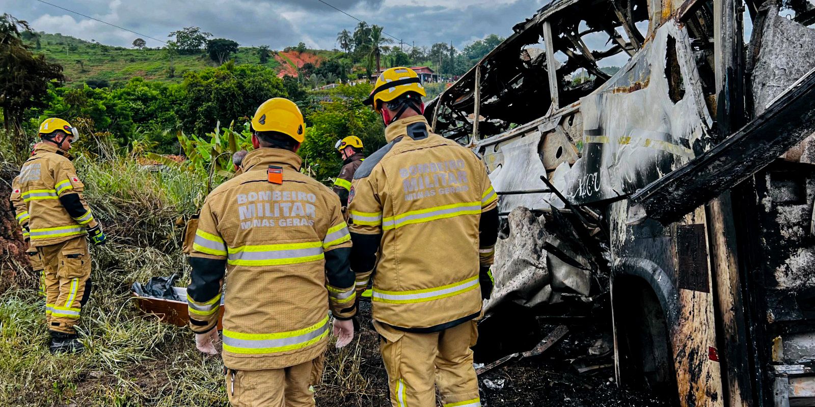 MG: Chega a 41 o número de mortos em acidente entre carreta e ônibus