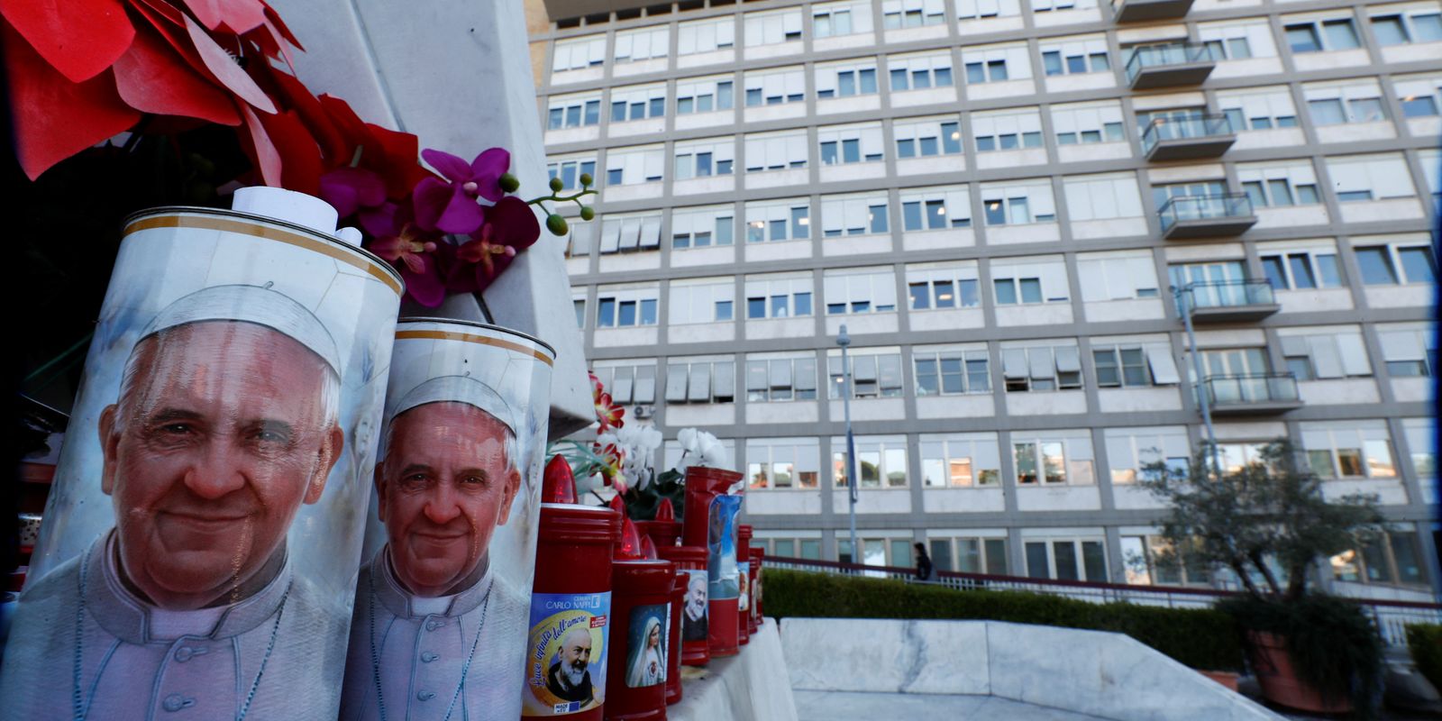 Após crise respiratória, Papa Francisco recebe transfusão de sangue