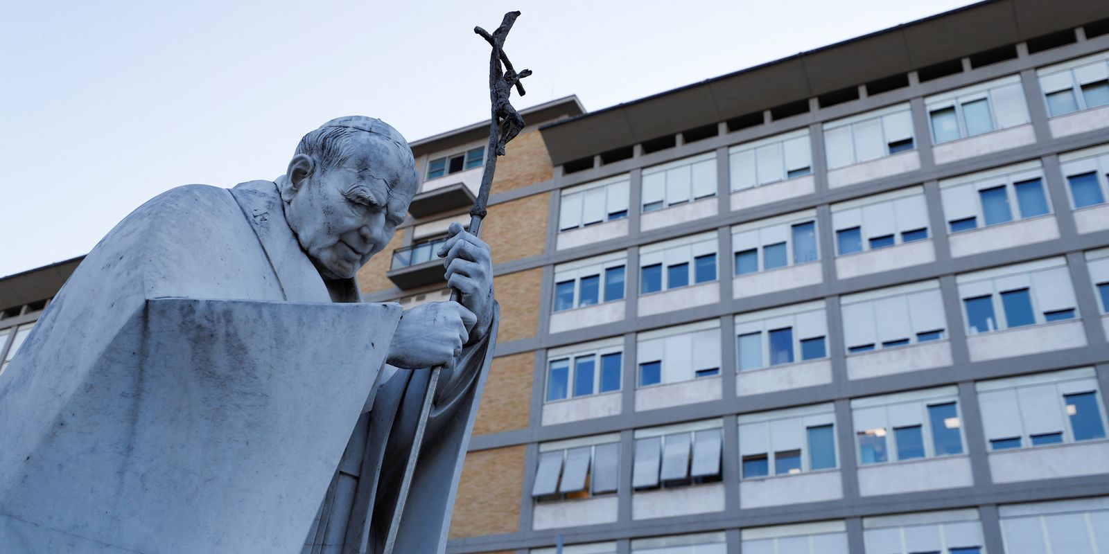 Papa ainda não está fora de perigo, diz médico