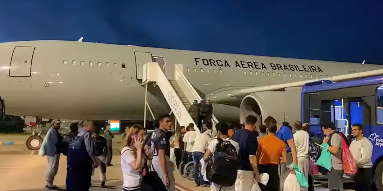 Voo com repatriados dos Estados Unidos chega com 111 brasileiros