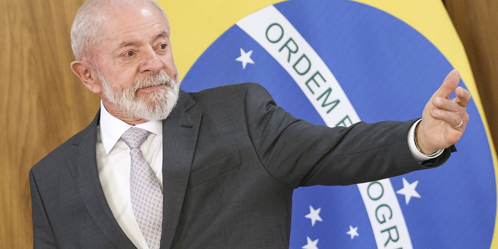 Em busca de acordos, Lula e autoridades embarcam para Ásia