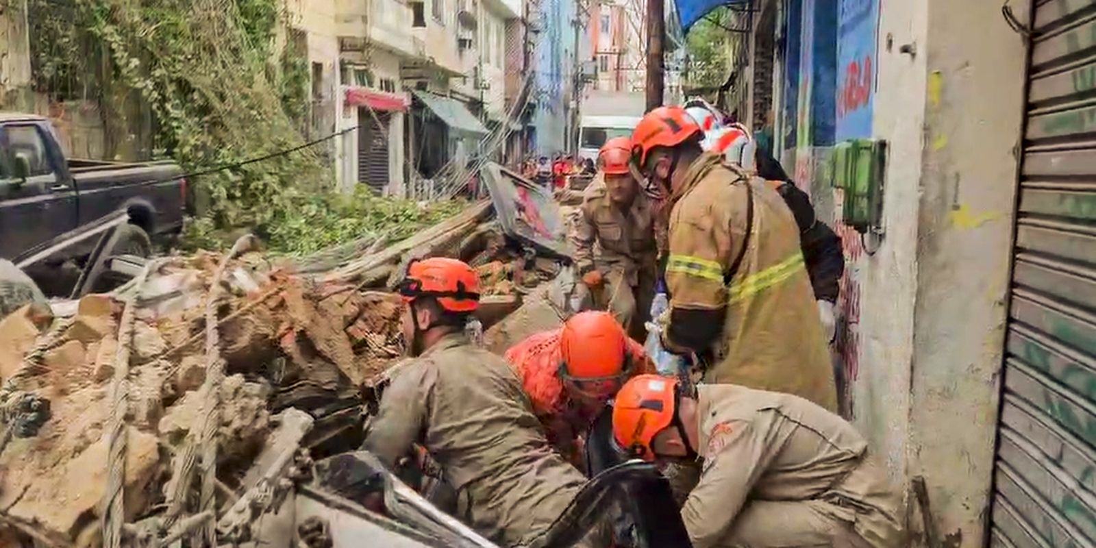 Prefeitura do Rio de Janeiro retoma demolição de casarão que ruiu