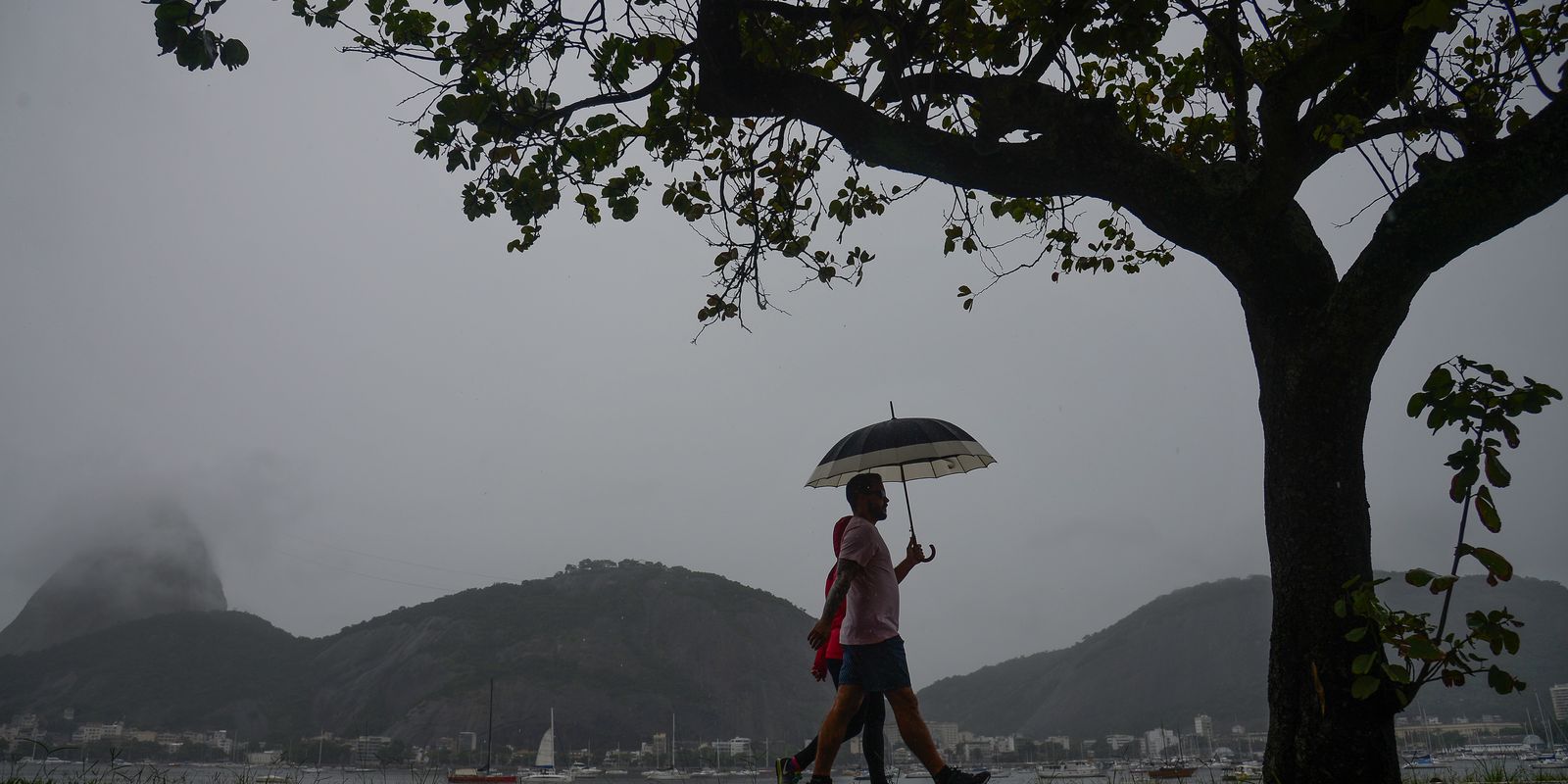 Rio de Janeiro registra chuva forte na chegada do outono