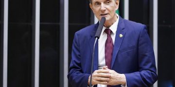 Justiça bloqueia R$ 50 milhões em bens de Crivella e ex-gestores por suspeita de improbidade em contratos com empresa chinesa