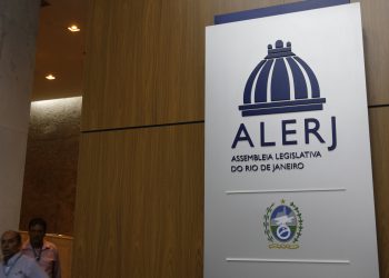 Deputados se revoltam e pedem saída de Washington Reis em sessão tensa na Alerj