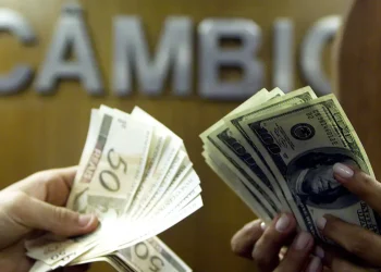 Dólar cai para R$ 5,31 após conversa entre Lula e Trump