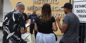 Famílias se cadastram para reconhecer corpos no IML do Rio