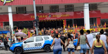 Tumulto marca reabertura de loja em Caxias e deixa clientes pisoteados
