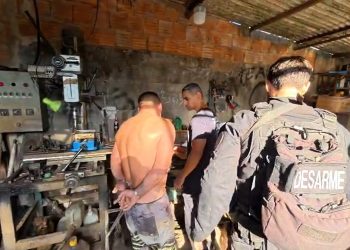 Operação desmonta rede clandestina de fabricação e comércio ilegal de armas em Nova Iguaçu