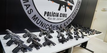 Polícia Civil apreende 30 pistolas escondidas em almofadas dentro de ônibus que seguia para o Rio