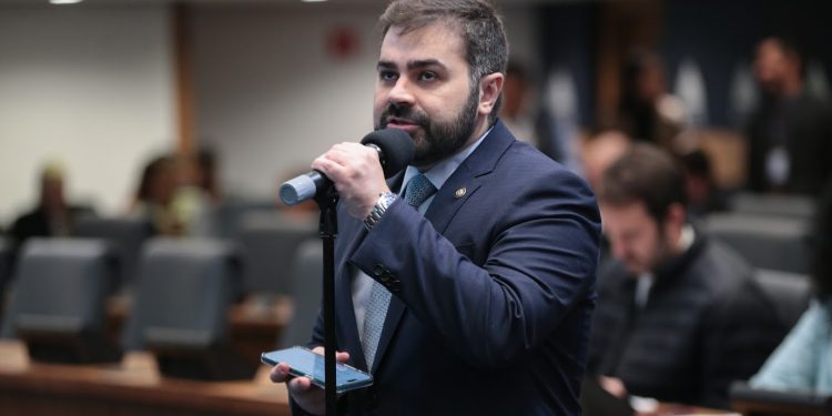 Sai Vinicius Cozzolino, entra Marcelo Dino: União Brasil troca representante na CCJ da Alerj após sumiço em votação sobre Bacellar