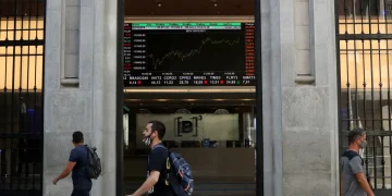 Bolsa volta a bater recorde e encosta em 162 mil pontos