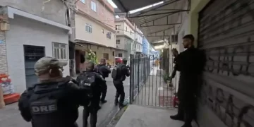 Operação Contenção mira esquema do Comando Vermelho para distribuição de drogas e armas no Rio