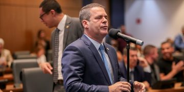 Rosenverg Reis pressiona pela liberação dos R$ 220 milhões e provoca Bacellar em plenário