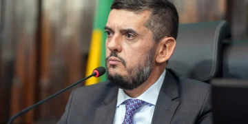 Após colocar tornozeleira eletrônica, Rodrigo Bacellar é solto