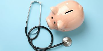 Família virando MEI: O novo golpe dos planos de saúde para reajustar sem freio