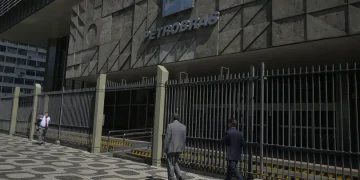 Petroleiros aprovam greve nacional a partir de segunda-feira