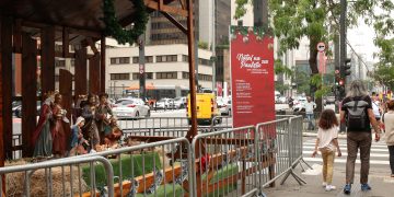 Em praça pública ou em casa, fiéis mantêm tradição de presépios