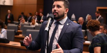 TJ-RJ adia julgamento de queixa-crime de Cláudio Castro contra deputado Yuri Moura