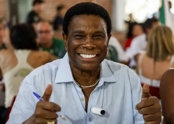 Neguinho da Beija-Flor desiste de candidatura ao Senado e reforça apoio a Benedita