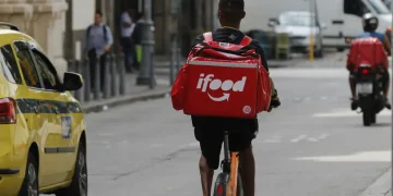 Eduardo Paes sanciona lei que proíbe exigência de entrega na porta de apartamentos no Rio