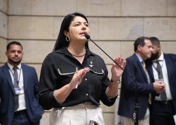 Vereadores do PL tentar barrar candidatura de Paes após aparição com Lula na Sapucaí