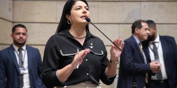 Vereadores do PL tentar barrar candidatura de Paes após aparição com Lula na Sapucaí