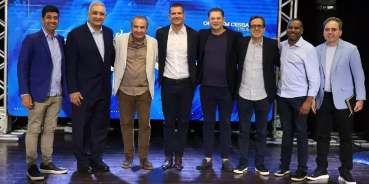 Douglas Ruas participa de culto com Malafaia após rompimento com Paes