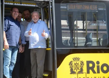 Estreia de linha do BRT expõe disputa política e levanta debate sobre uso da máquina pública