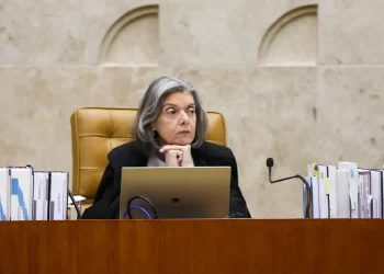 Presidente do TSE diz que não houve cassação de Cláudio Castro e critica “atalhos” processuais