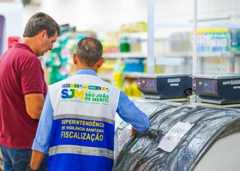 Fiscalização da Vigilância Sanitária interdita açougue de supermercado em São João de Meriti