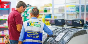 Fiscalização da Vigilância Sanitária interdita açougue de supermercado em São João de Meriti