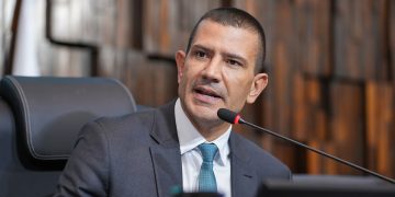 Douglas Ruas é eleito presidente da Alerj com ampla maioria de votos