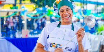 Meriti homenageia merendeiras com entrega inédita de uniformes e celebração em escola municipal