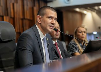 “Quem defende interinidade defende instabilidade institucional”, afirma Douglas Ruas em seu primeiro discurso