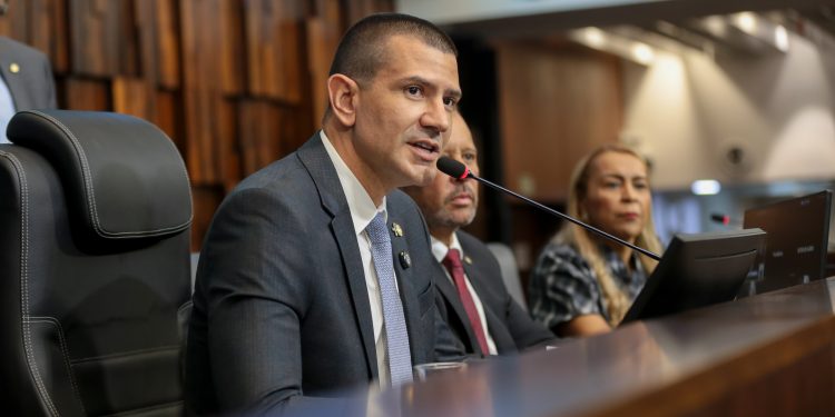 “Quem defende interinidade defende instabilidade institucional”, afirma Douglas Ruas em seu primeiro discurso