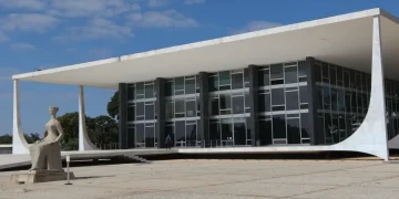 Defesa pede autorização do STF para que Bolsonaro possa operar ombro