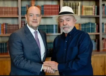 Ricardo Couto ganha destaque em evento de Lula no Planalto e reforça aproximação com Brasília
