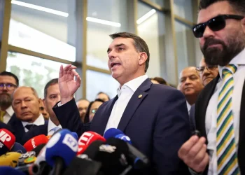 Flávio confirma encontro com Vorcaro após banqueiro ter sido preso