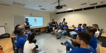 Curso gratuito forma moradores de comunidades para atuar como bombeiros hidráulicos no Rio