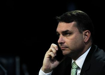 Flávio Bolsonaro articula encontro com Donald Trump em Washington, dizem aliados