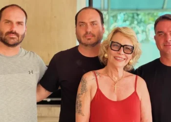 Flávio Bolsonaro descarta candidatura de Rogéria ao Senado e confirma mãe como suplente de Canella no Rio