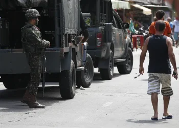 Polícia faz ação para cumprir 56 mandados de prisão na Maré, no Rio