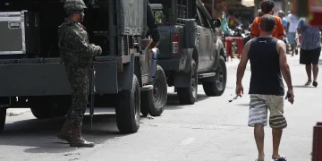 Polícia faz ação para cumprir 56 mandados de prisão na Maré, no Rio