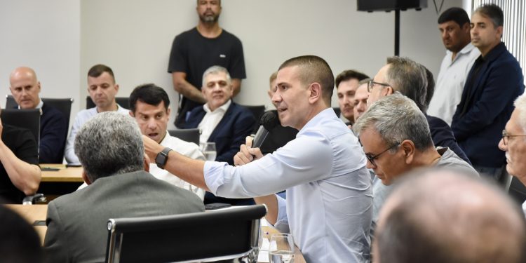 Douglas Ruas reúne 53 prefeitos, reforça pré-candidatura ao governo do Rio e inicia construção de programa regional