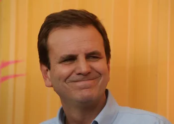 Evento de Paes em São Gonçalo é marcado por denúncias de pagamento a participantes