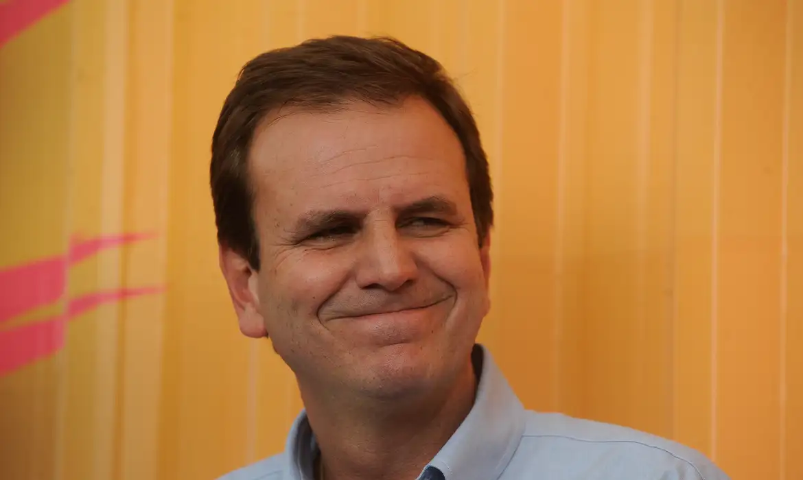 Evento de Paes em São Gonçalo é marcado por denúncias de pagamento a participantes