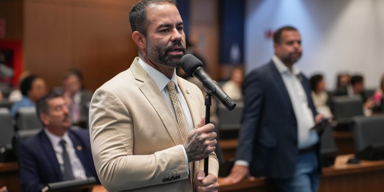Nome de Filippe Poubel ganha força nos bastidores do PL para disputa ao Senado