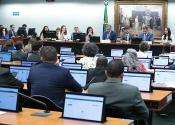 Deputados votam redução da maioridade penal em comissão  