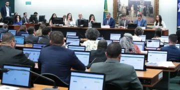 Deputados votam redução da maioridade penal em comissão  